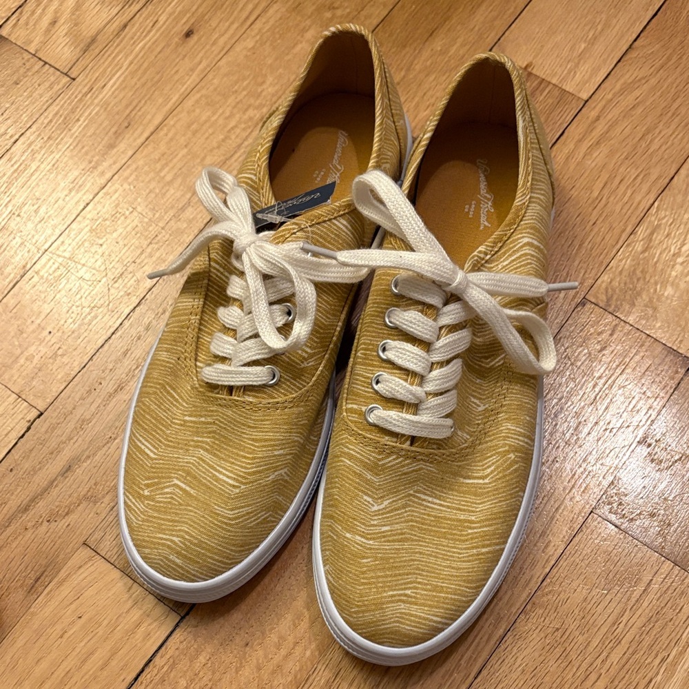 Universal Thread Women’s Mustard Sneakers